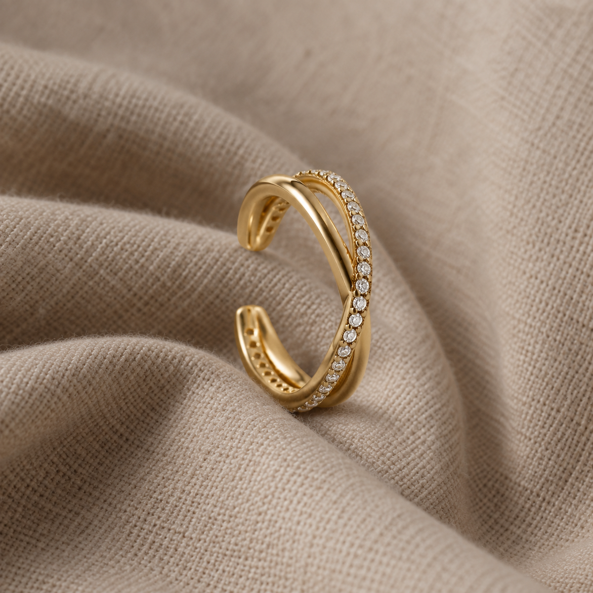 Nida – Cercel ear cuff în formă de X cu cristale pavé