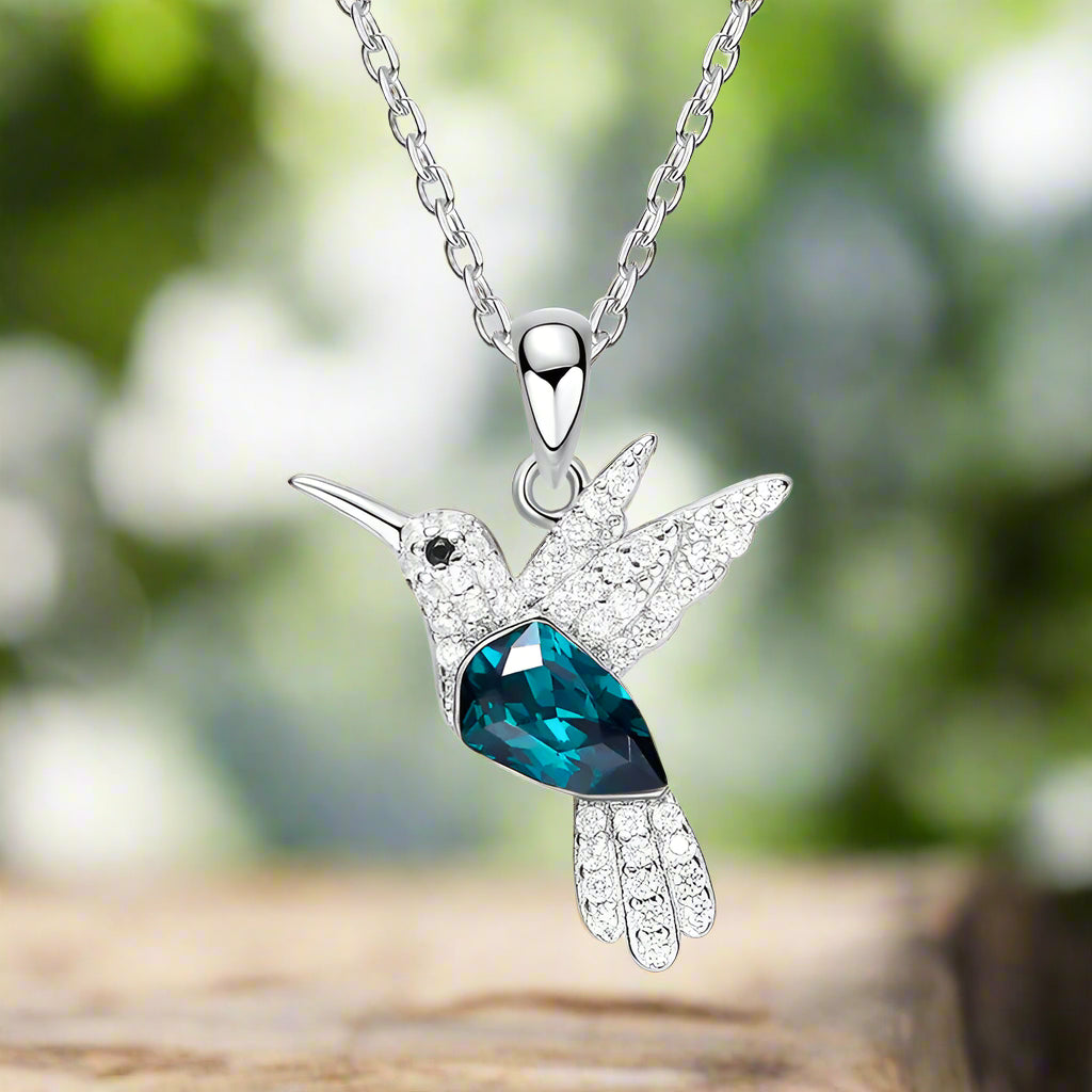 Colier strălucitor cu colibri și zirconiu cubic