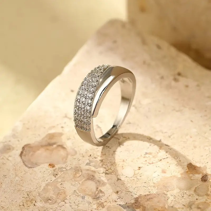 Inel elegant auriu cu pietre strălucitoare