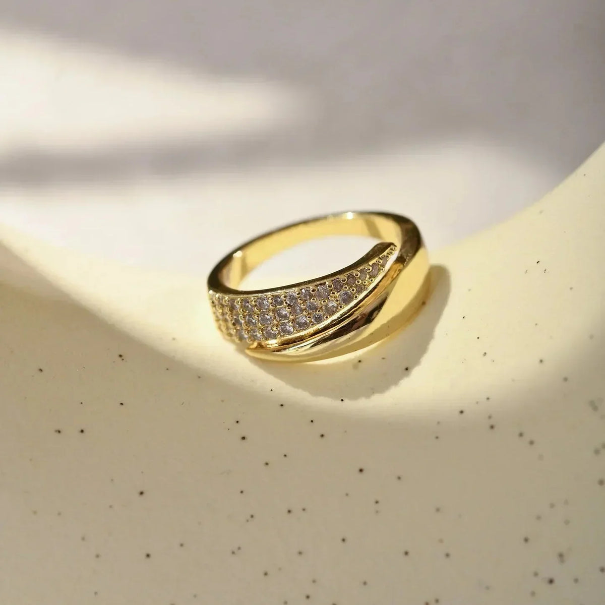 Inel elegant auriu cu pietre strălucitoare
