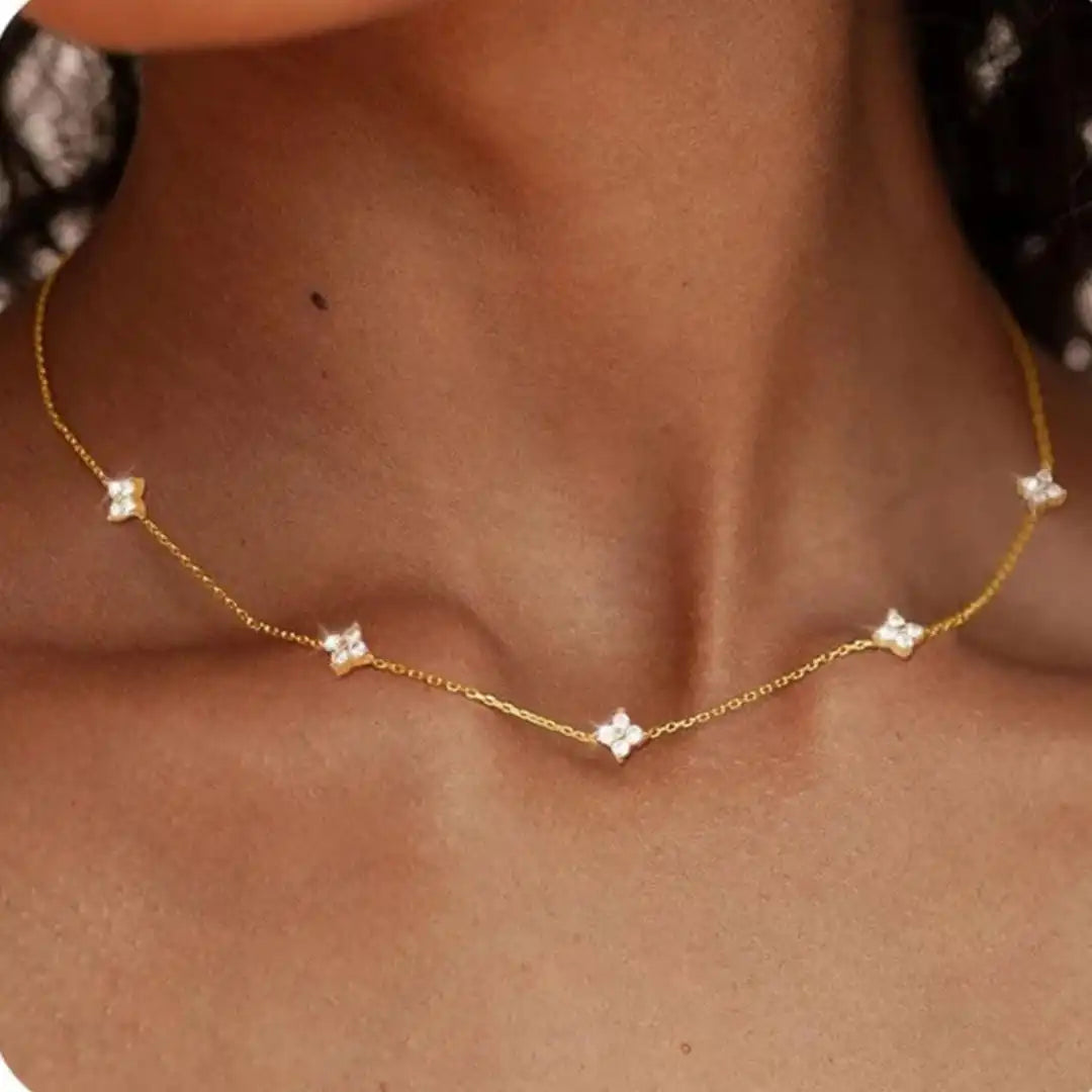 Colier elegant în formă de floare cu zirconiu