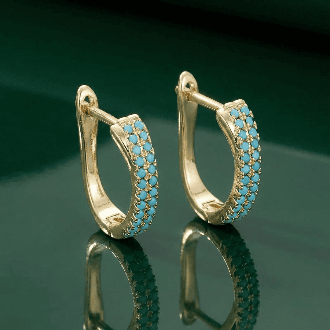 Cercei huggie clasici pavé turcoaz, de culoare aurie