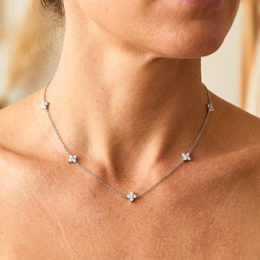 Colier elegant în formă de floare cu zirconiu