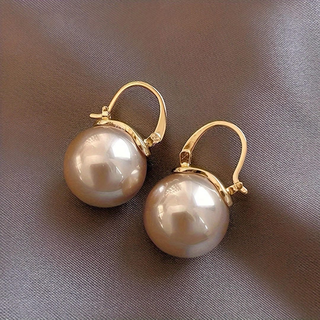 Cercei de culoare aurie cu picătură de perlă și cârlig