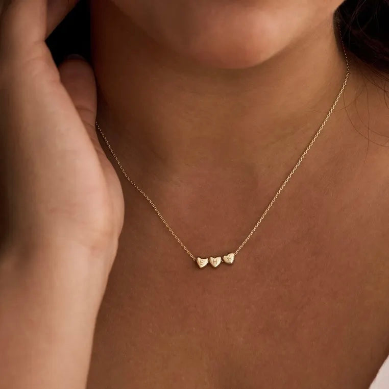 Nerija – Cadou perfect – colier personalizat cu inițială și inimioare