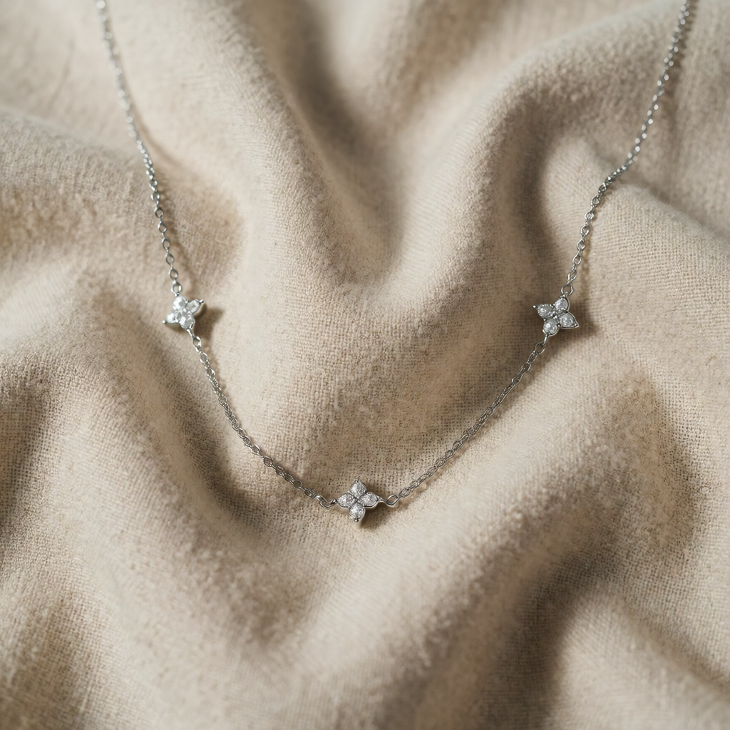 Colier elegant în formă de floare cu zirconiu