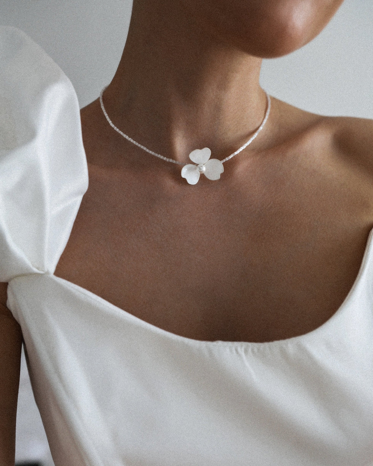 Ilona – Colier cu floare plutitoare