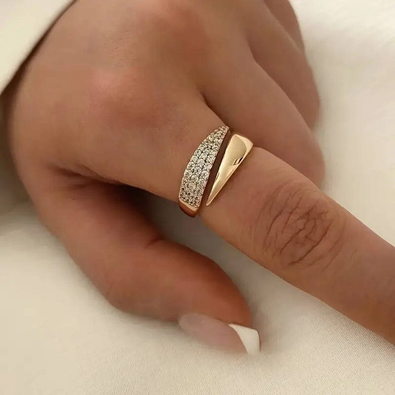 Inel elegant auriu cu pietre strălucitoare