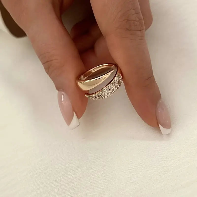 Inel elegant auriu cu pietre strălucitoare