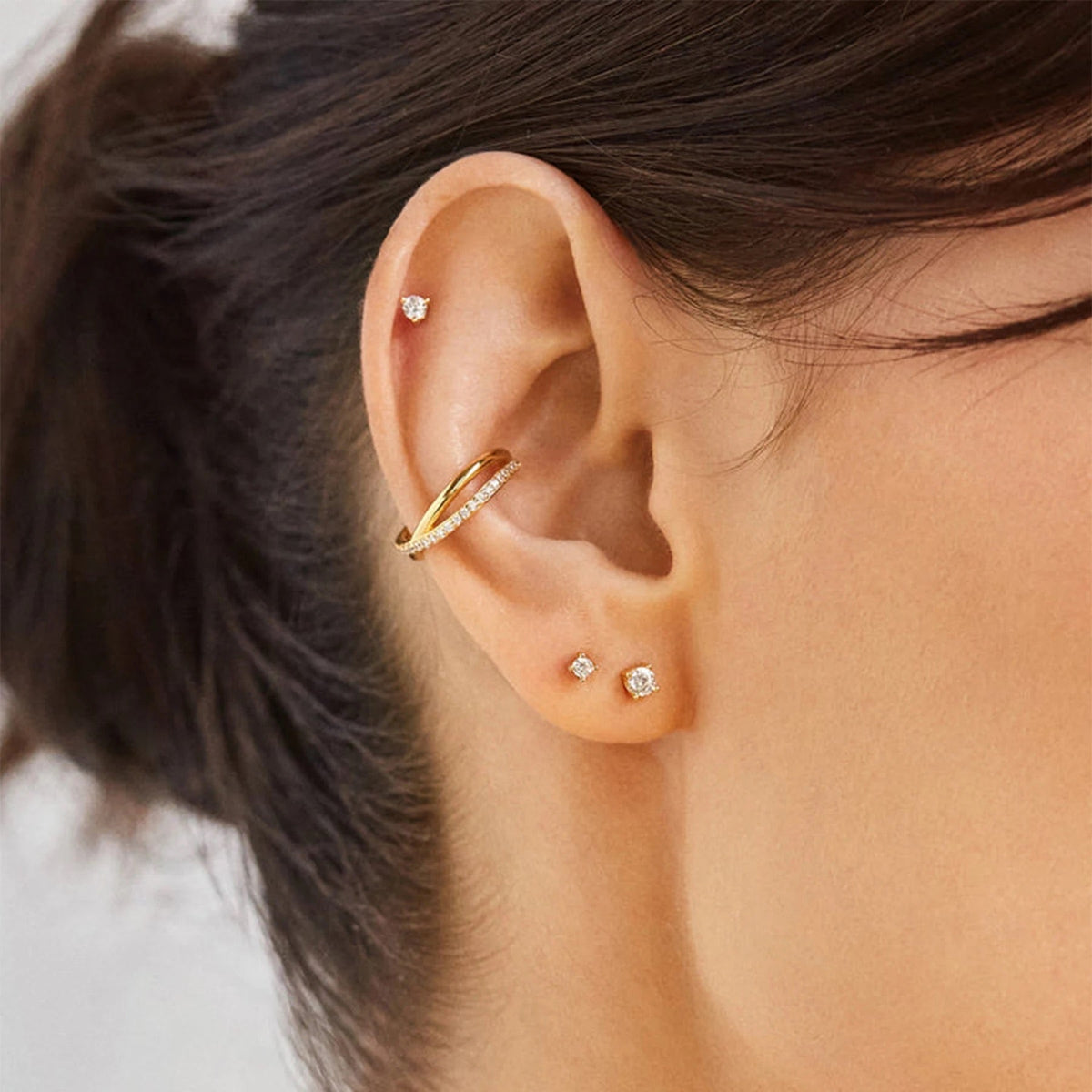 Nida – Cercel ear cuff în formă de X cu cristale pavé