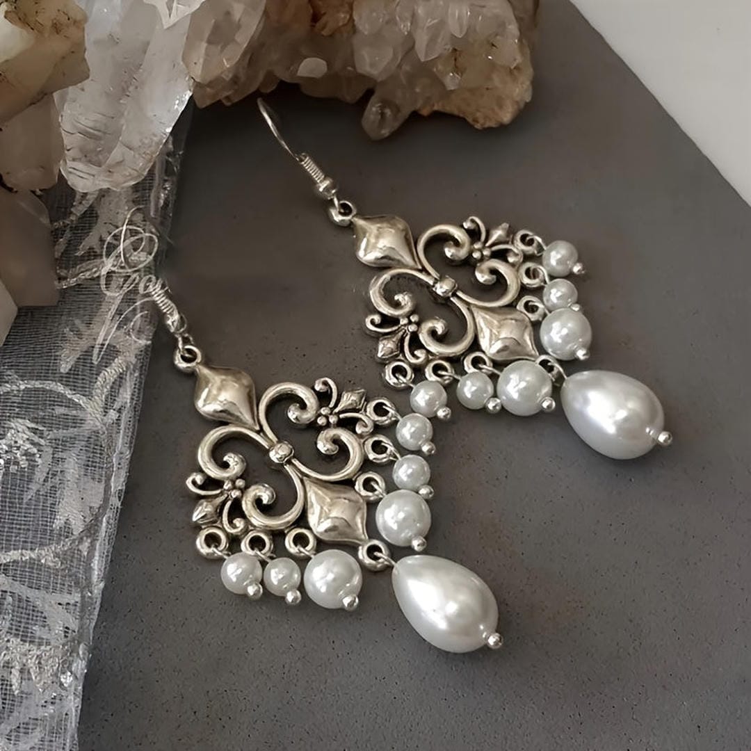 Kristina – Cercei candelabru filigranați cu perle
