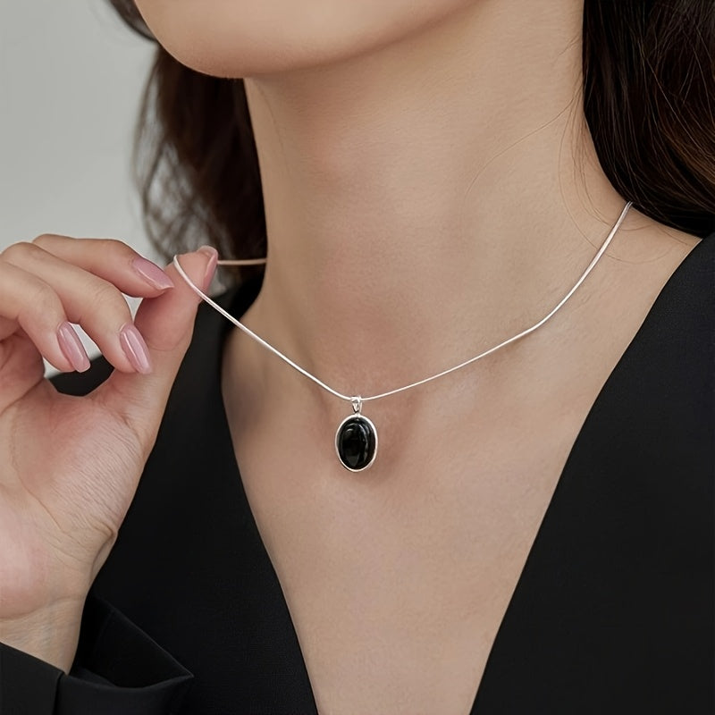 Colier elegant cu oval negru, de culoarea aurului alb