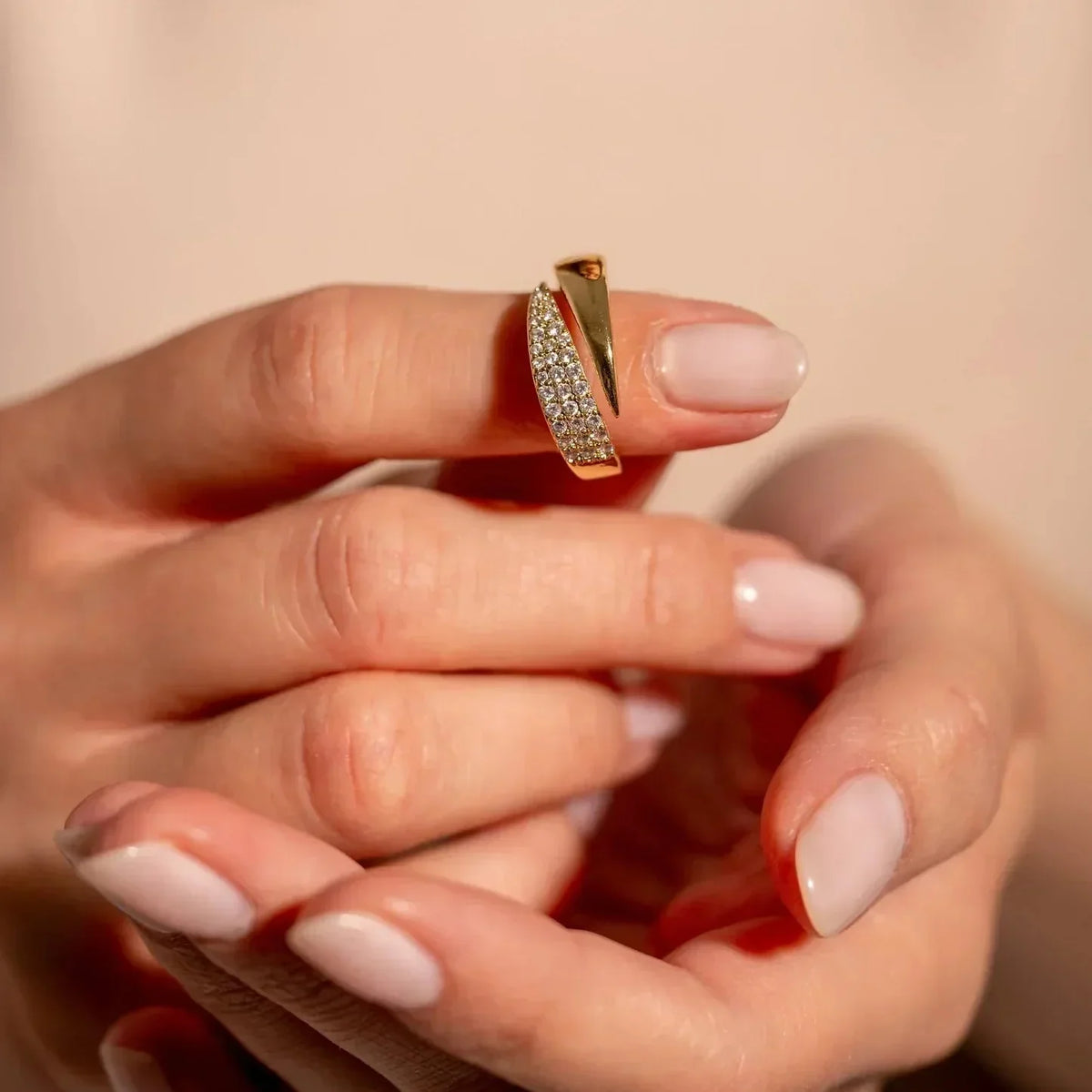 Inel elegant auriu cu pietre strălucitoare